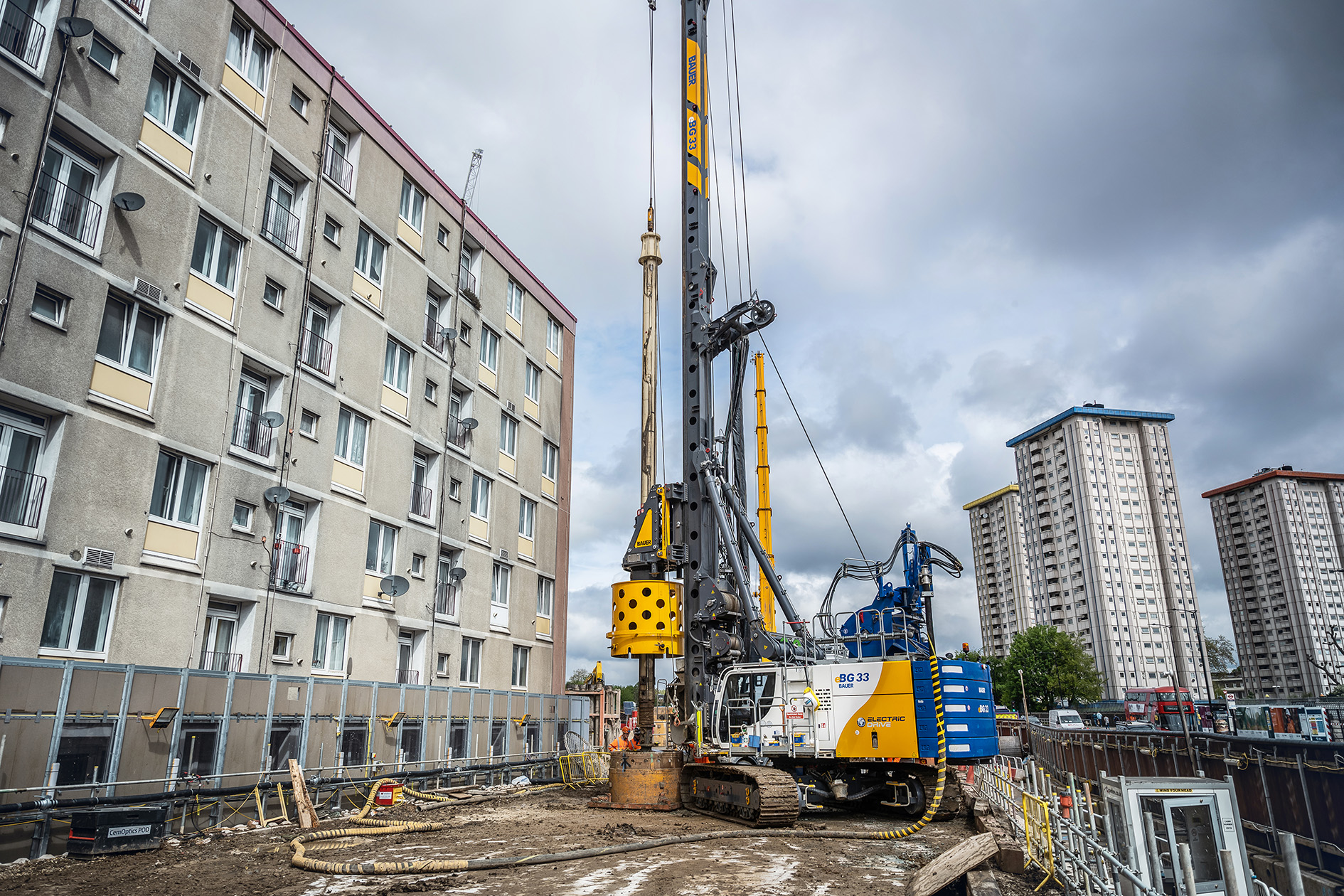 Thanks to electric and hybrid equipment from Bauer Maschinen, local emissions on foundation engineering construction sites can be significantly reduced. 