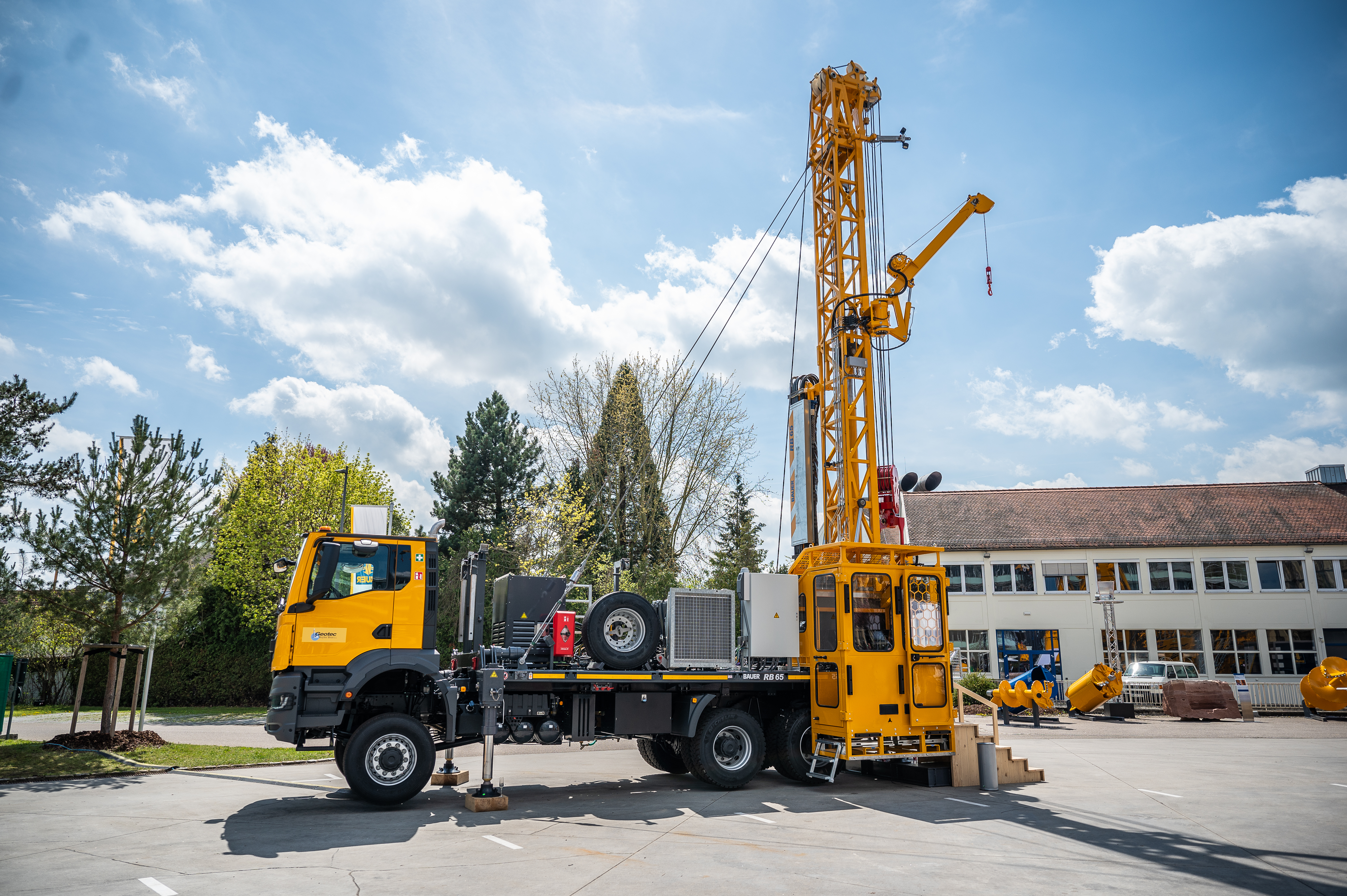 Découvrez nos foreuses mobiles pour la construction de puits d'eau, la géothermie et la prospection.