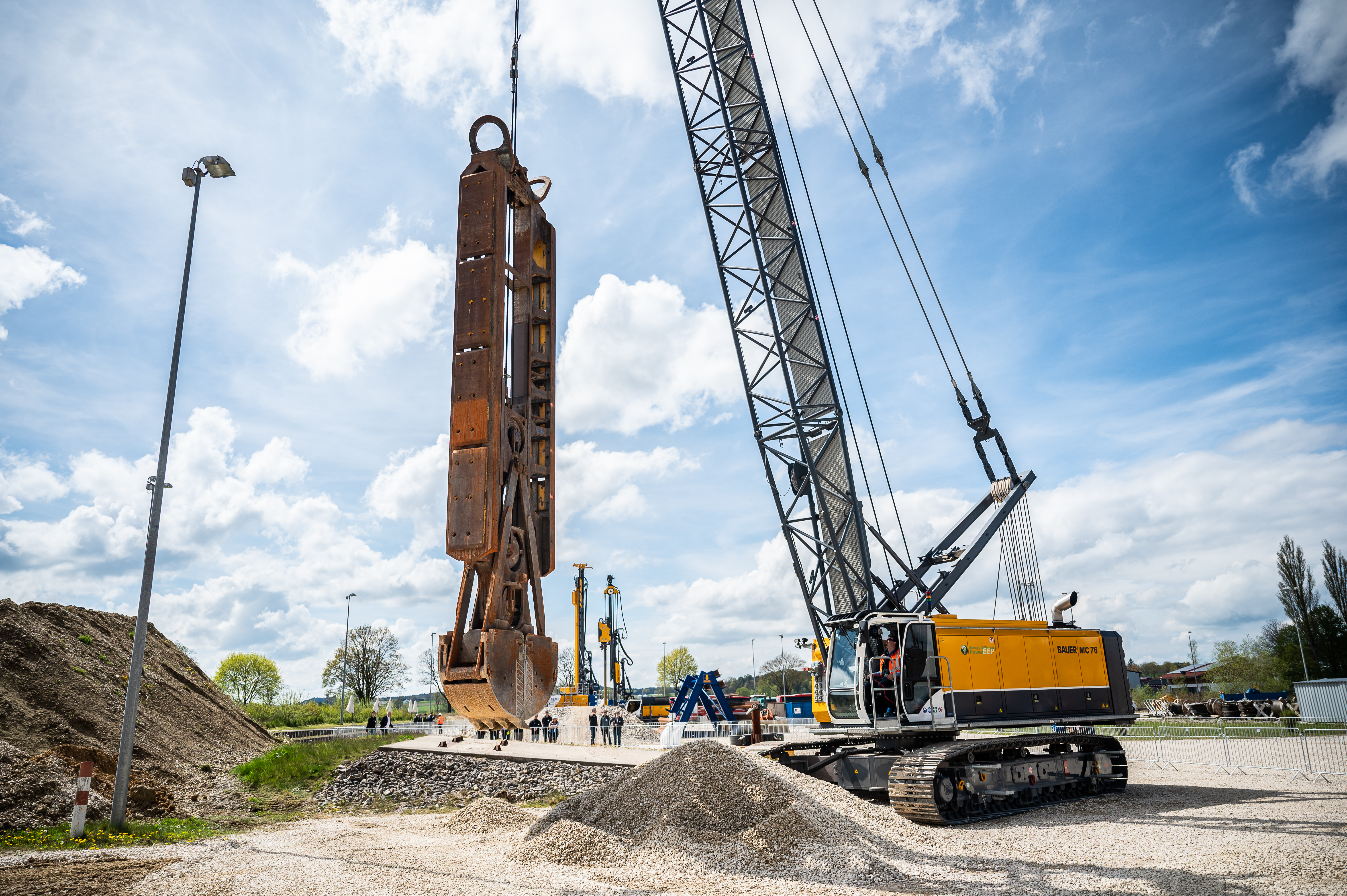 Grue treillis sur chenilles BAUER MC 76