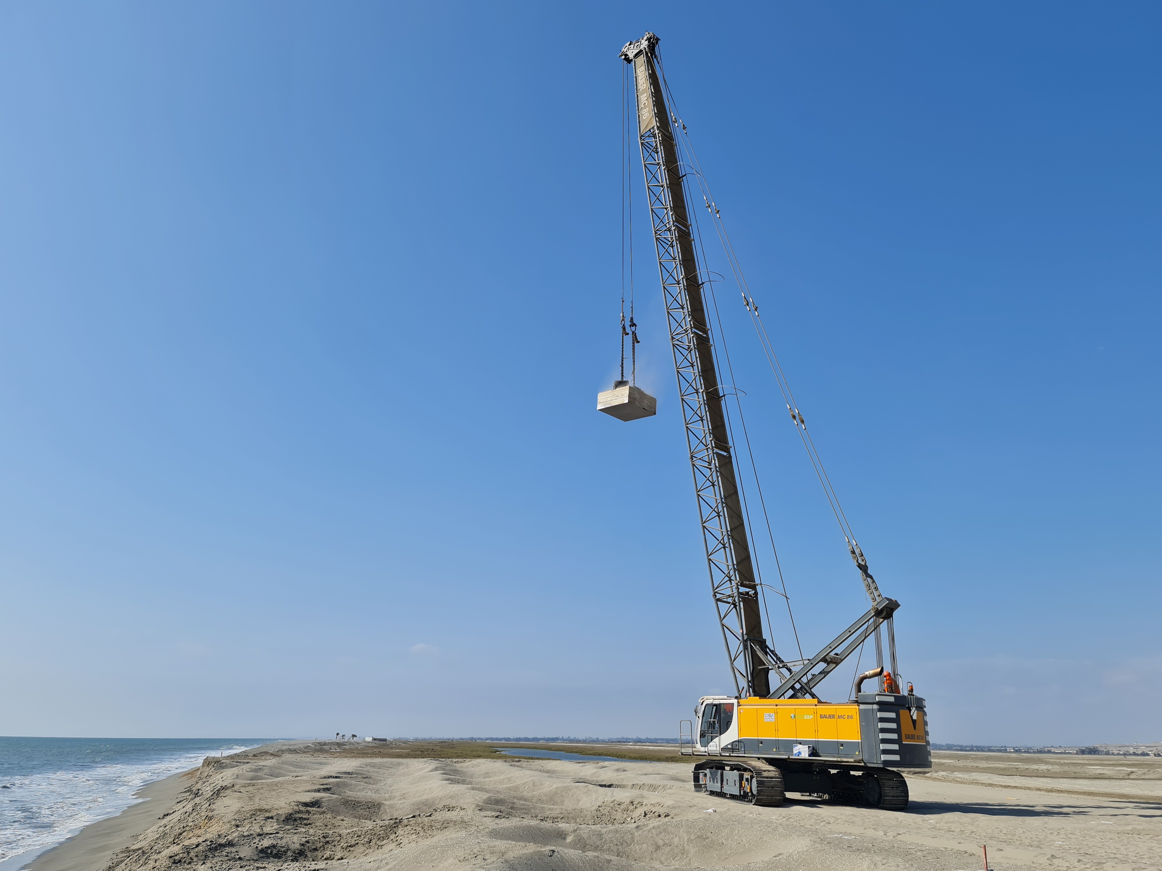 Grue treillis sur chenilles BAUER MC 86