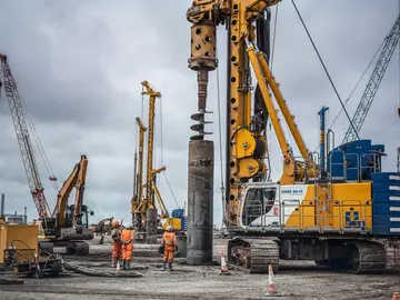 Grands diamètres et grandes profondeurs de forage ? Un jeu d'enfant pour les robustes foreuses Bauer dotées d'une cinématique en V. Toutes les foreuses et leurs données techniques en un coup d'œil.