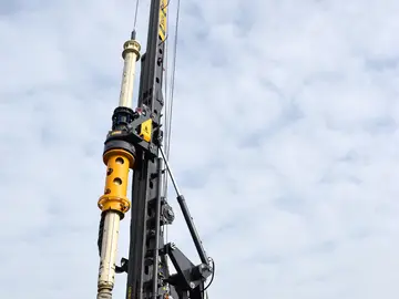 The multifunctional BG 23 H Bauer drilling rig on a BT 65 base carrier 