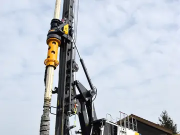 The multifunctional BG 23 H Bauer drilling rig on a BT 65 base carrier 