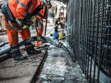 To stabilize the tunnel structure, a reinforced inner shell was constructed using in-situ con-crete and shotcrete.