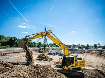 Precision in action: The Semi-GPS 3D excavator grades the subgrade with an accuracy of up to 2 cm.